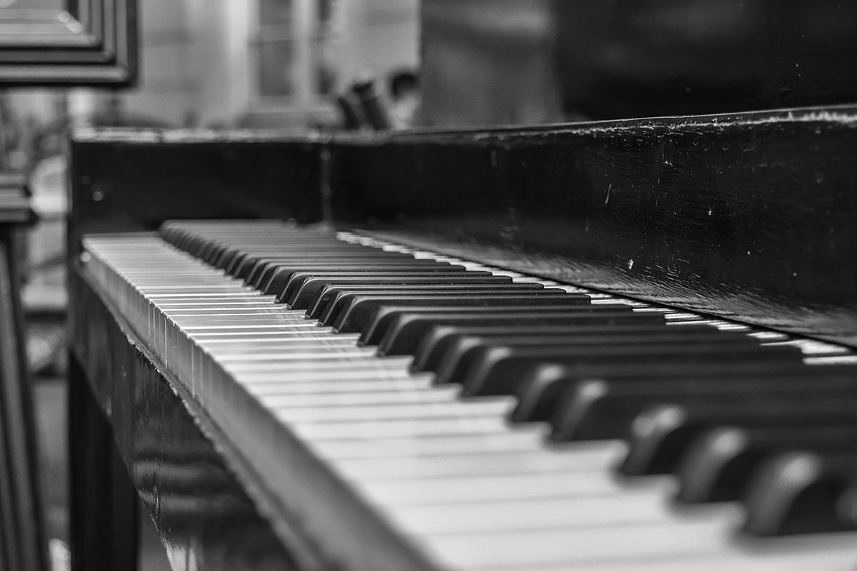 Black and white image of a piano